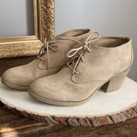 Rocket Dog Shoes - Rocket Dog tan faux leather/suede Oxford-style lace up ankle booties women’s 8.5